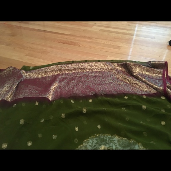 Sari - Picture 1 of 3